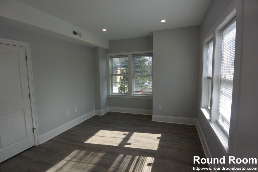 Building Photo - 120 Kenrick St