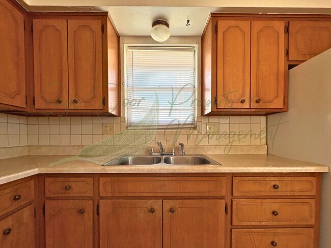 Building Photo - 522 E Short Ave