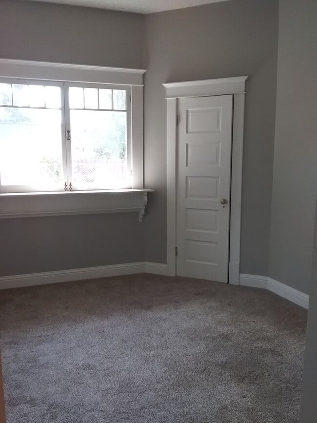 Building Photo - Recently updated single family home