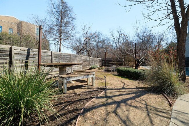 Building Photo - 2703 Halcyon Dr