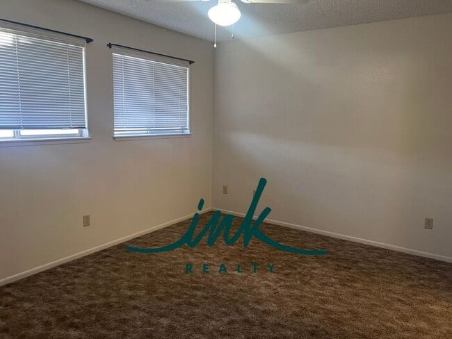 Building Photo - Lovely Gardnerville Townhome