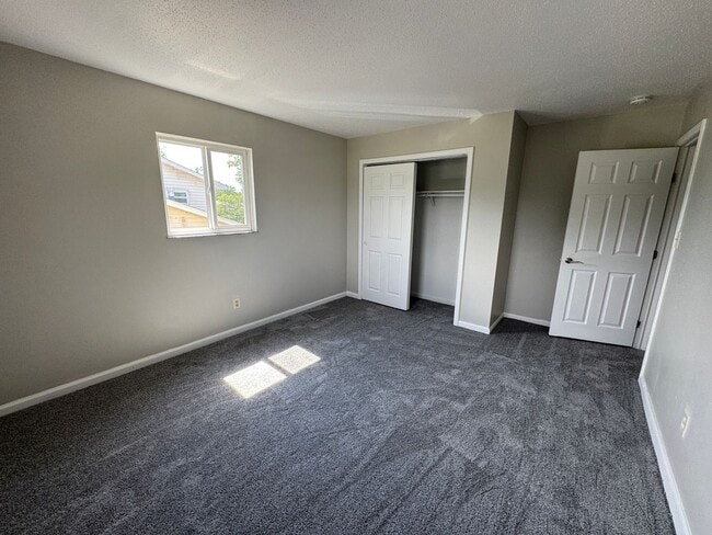 Building Photo - Far Eastside Large 3 Bedroom 1.5 Bath