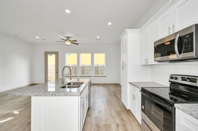 Building Photo - 2119 Esther Dr