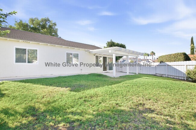 Building Photo - Beautiful Irvine Home with Wood Floors, Fireplace & Private Backyard