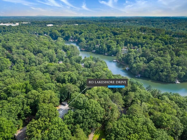 Building Photo - 813 Lakeshore Dr NW