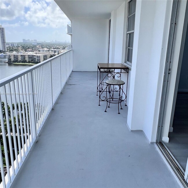 Building Photo - 2 bedroom in Aventura FL 33180