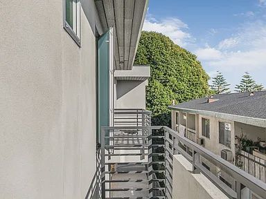 Building Photo - 2000 Beachwood Dr
