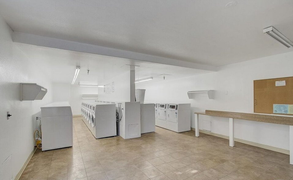 Building Photo - 8650 Gulana Ave