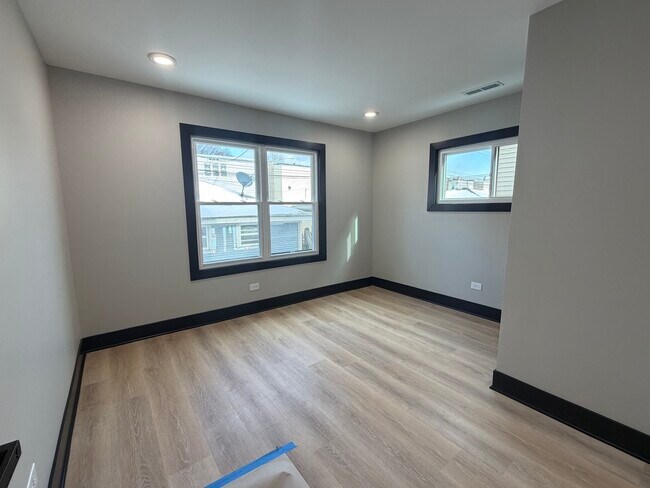 Building Photo - 5252 W Berteau Ave