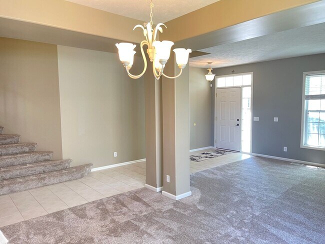 Building Photo - Move-in special. Beautiful 4 bed 2.5 bath 3000+sq ft