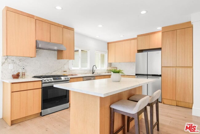 Building Photo - 1107 S St Andrews Pl