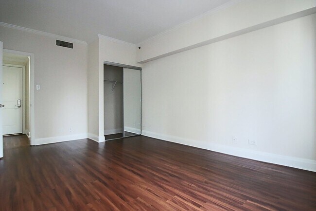Building Photo - 208 E Chestnut St