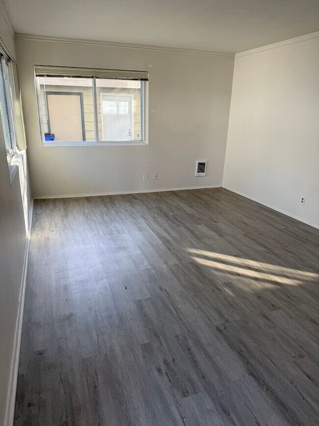 Building Photo - 1113000