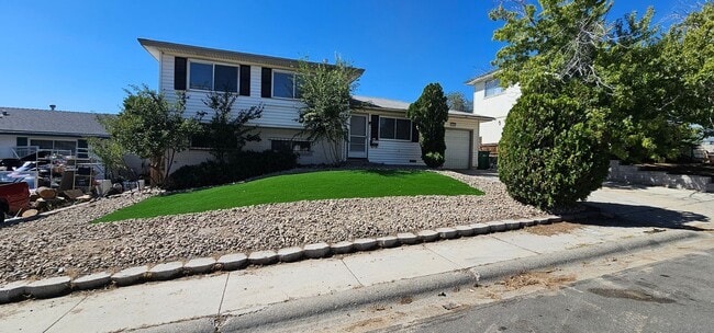 Building Photo - For Rent 3 bed 3 bath Plus 4th room or Off...