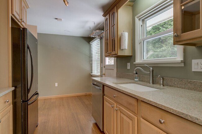 Building Photo - Seattle Home with HUGE yard in a Great Nei...