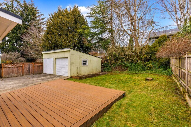 Building Photo - Greenlake Charming 3 Bedroom 1.75 Bath Huge Finished Family Room & Unfinished Basement