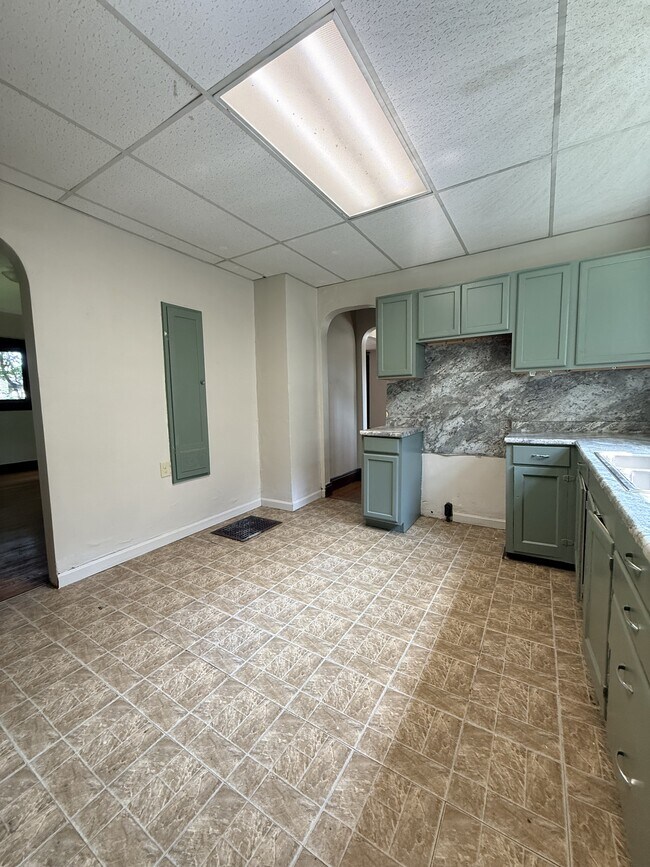 Building Photo - 430 Elmwood Pl