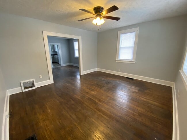 Building Photo - 1020 E Delmar St