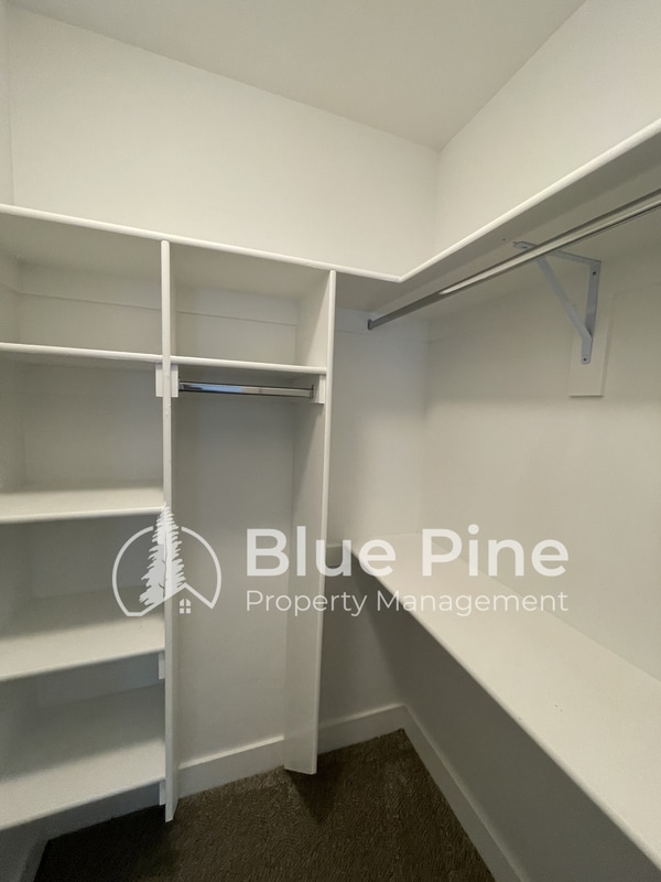 Building Photo - 700 S Saturn Ave