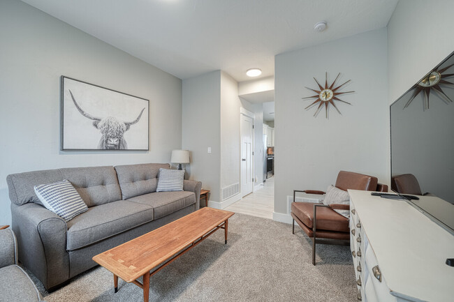 Building Photo - Saturn Townhomes