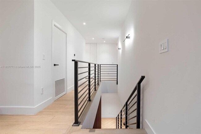 Building Photo - 2780 SW 22nd Ave