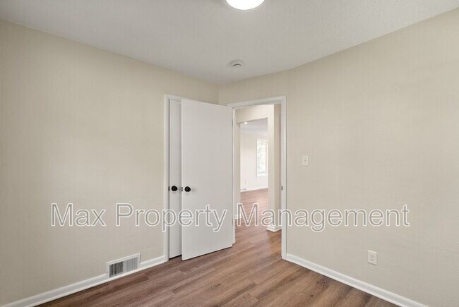 Building Photo - 121 Thornton Ave