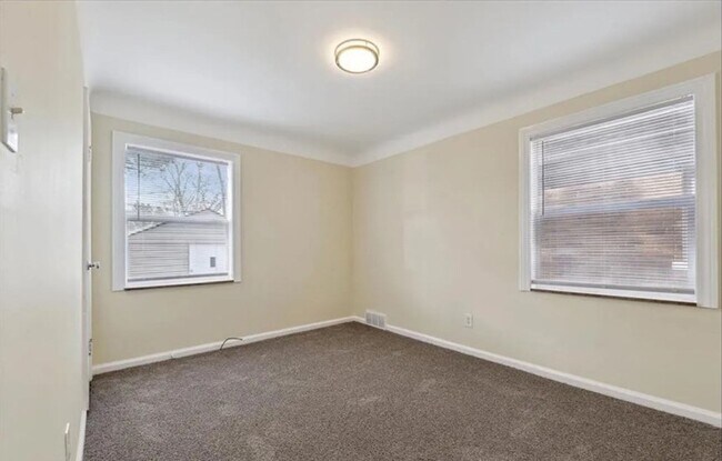 Building Photo - Beautiful 3 bedroom/1 bath Brick Bungalow - Now Available!