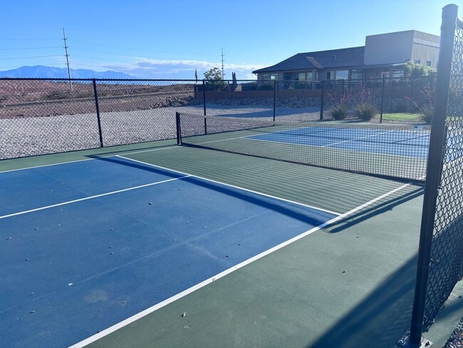 Building Photo - 3 bed plus office / 2.5 bath / 3 car Single Story with Community Pool!