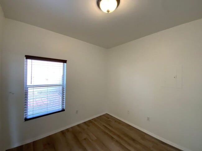 Building Photo - 3 Bedroom Townhome Available Near Albuquer...