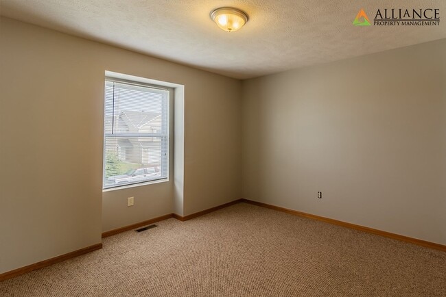 Building Photo - Large Duplex!