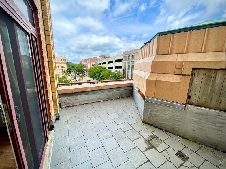 Building Photo - 1645 W School St