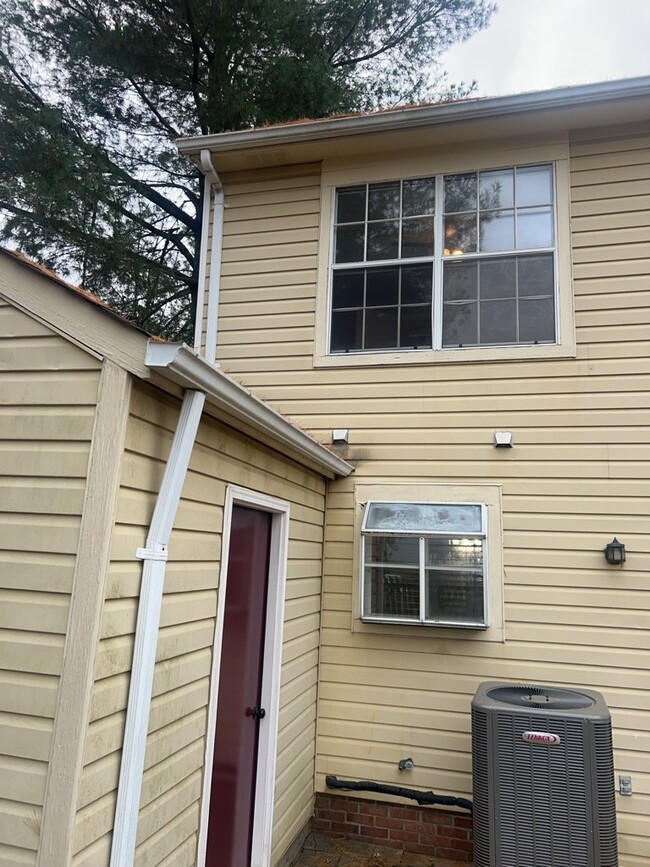 Building Photo - Charming End-Unit Townhome for Rent - 2 Be...