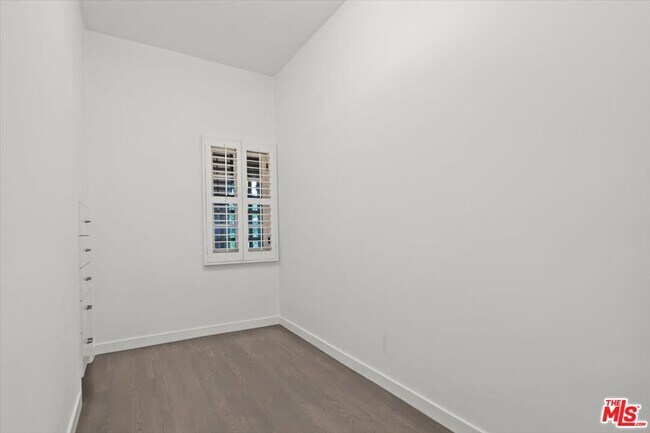 Building Photo - 1218 N La Cienega Blvd