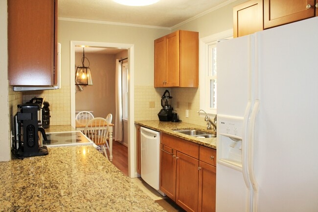 Building Photo - 87 Lakeview Dr