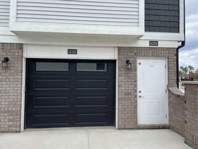 Building Photo - Shelby Township - 3 Bedroom, 2 Bath, End-Unit condo style w/Att Garage