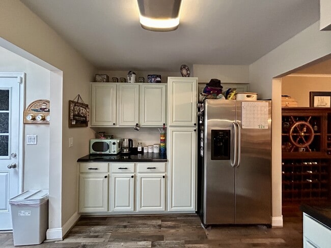 Building Photo - 3565 Dandelion Cres