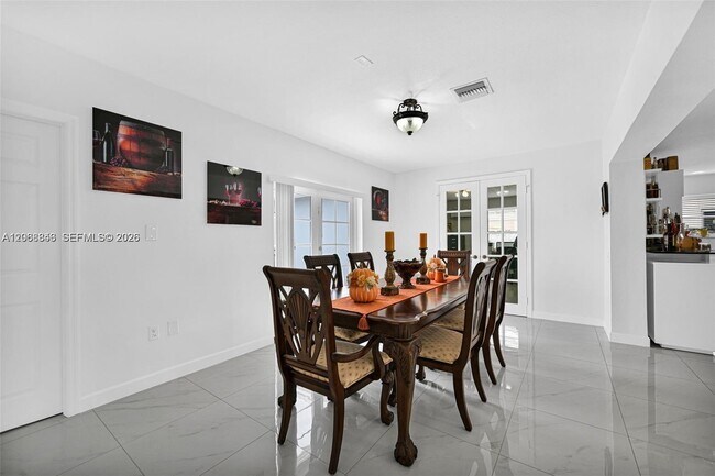 Building Photo - 756 W 53rd St