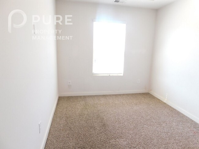 Building Photo - 672 The Heights Ln