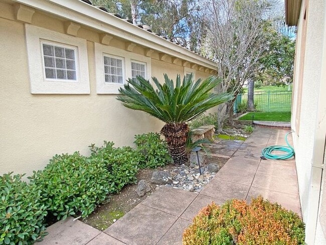 Building Photo - 5821 Killarney Cir