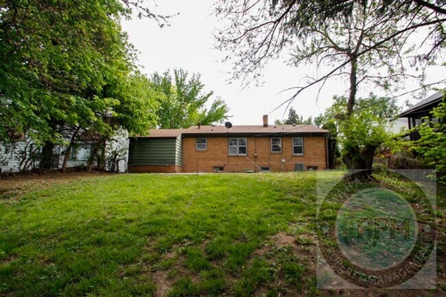Building Photo - Discover this 3-bedroom, 1-bath home in Omaha, NE,
