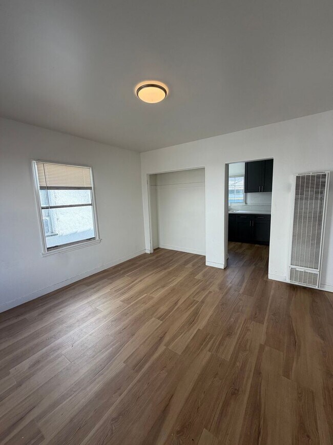 Building Photo - Newly Renovated 1 Bedroom in West Adams