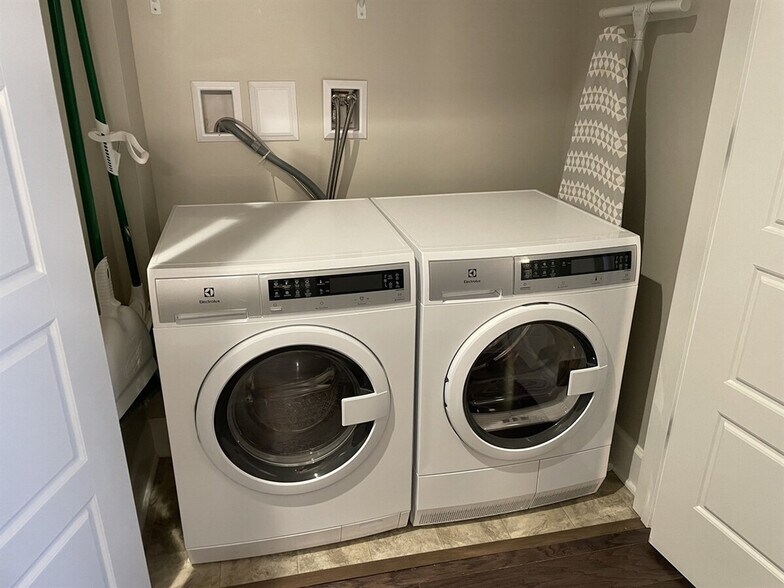 Building Photo - 256 E Main St