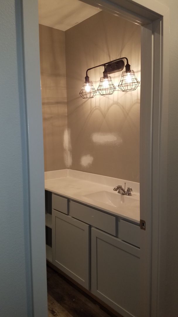 Building Photo - 1 Bedroom 1 Bath Garden Level Lakeside Apartment