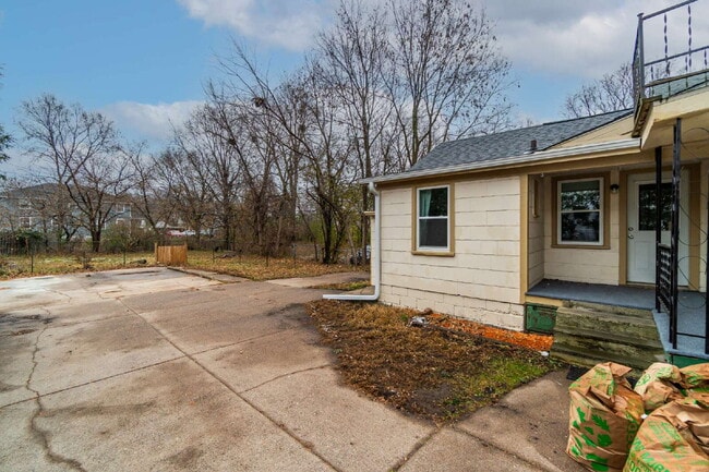 Building Photo - Updated 3-Bedroom Townhouse-Style Duplex with Modern Kitchen & Bath – Pets Welcome!