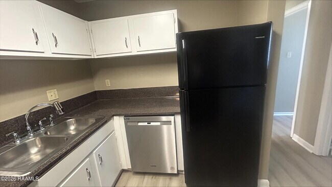 Building Photo - 3101 Highland Rd