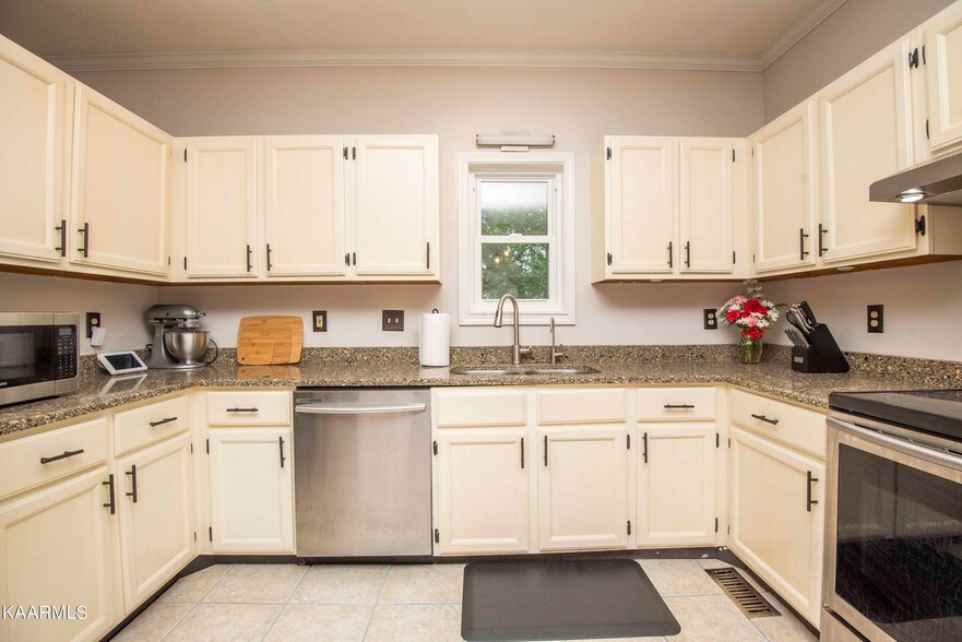 Building Photo - 1728 Stone Hedge Dr