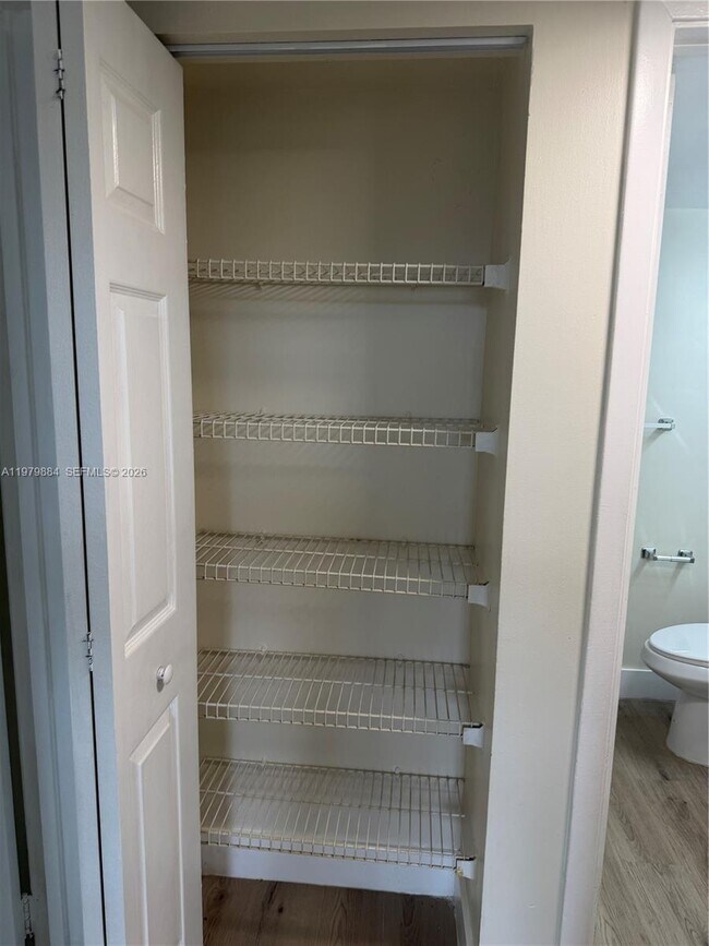 Building Photo - 215 Lake Pointe Dr