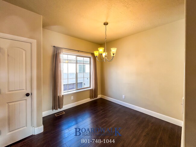 Building Photo - Spectacular 3 bed 2.5 bath in Highland