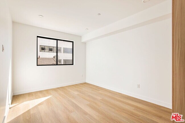 Building Photo - 2361 Fox Hills Dr