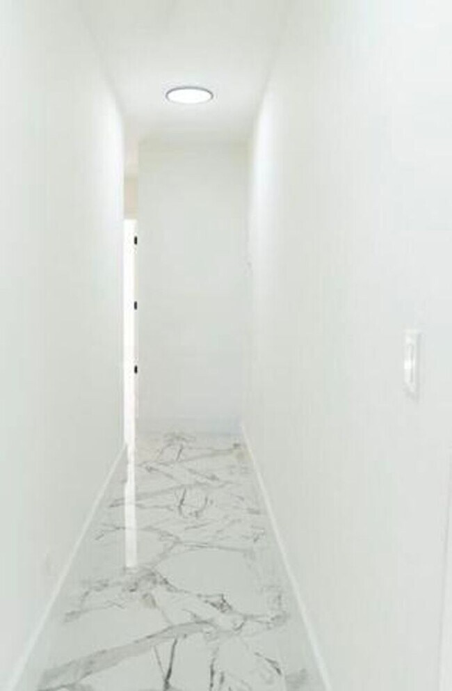 Building Photo - 1070 SW 18th St